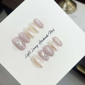 半透明のラベンダーにパールとオーロラシェルを合わせたミディアムオーバルネイルチップ