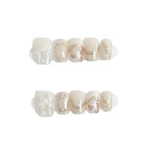 ミルキーベージュに桃花とパールを施したショートスクエアオフネイルチップ